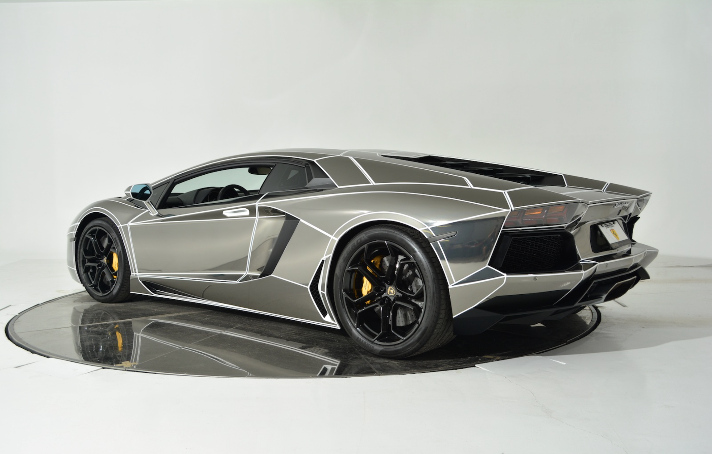 Черный tron Lamborghini Aventador